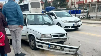 Ankara’nın Beypazarı ilçesinde 3 aracın karıştığı zincirleme trafik kazasında 3