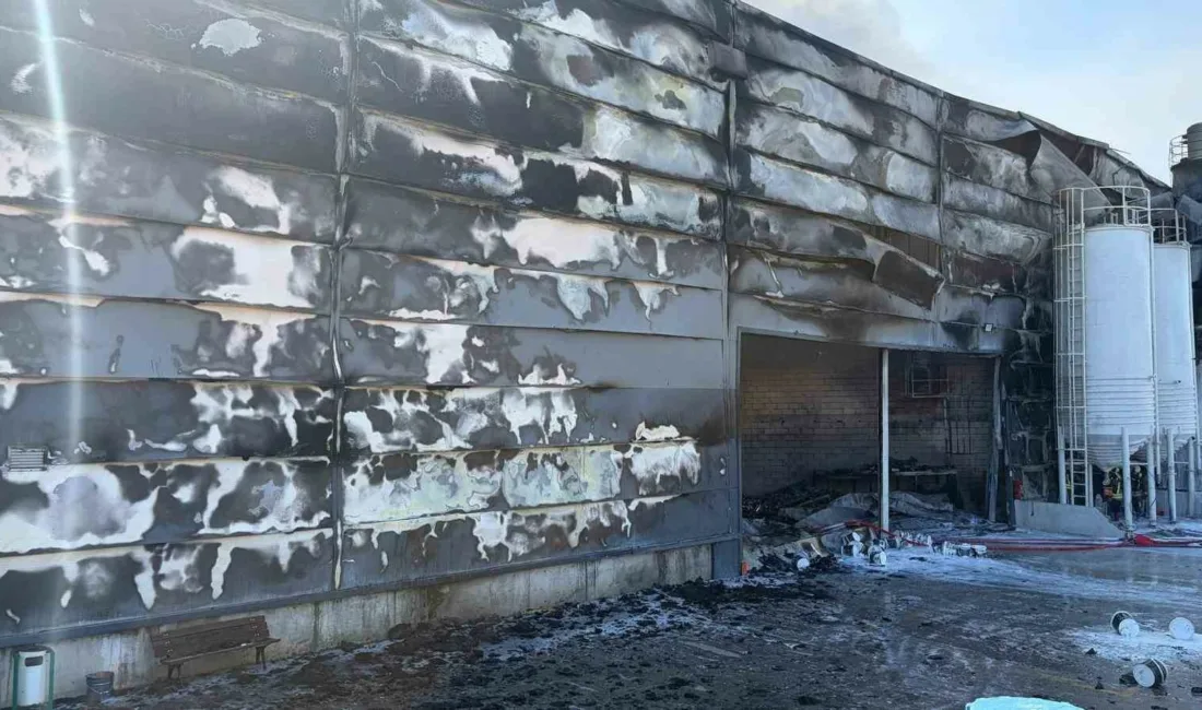Ankara’nın Sincan ilçesinde yer alan bir boya fabrikasında sabah saatlerinde