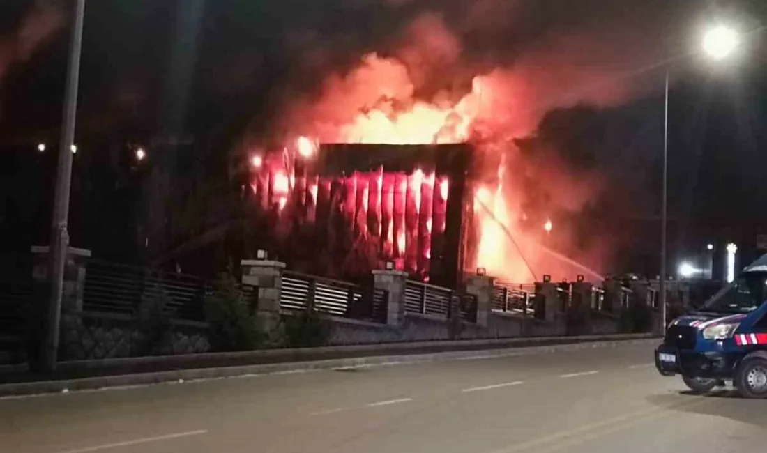 Ankara’nın Sincan ilçesinde, bir fabrikada çıkan yangını söndürme çalışmaları devam