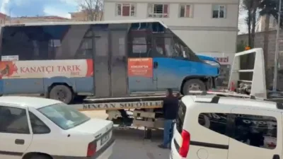 Ankara’nın Sincan ilçesinde kontrolden çıkan minibüsün kamyonete çarpması sonucu meydana