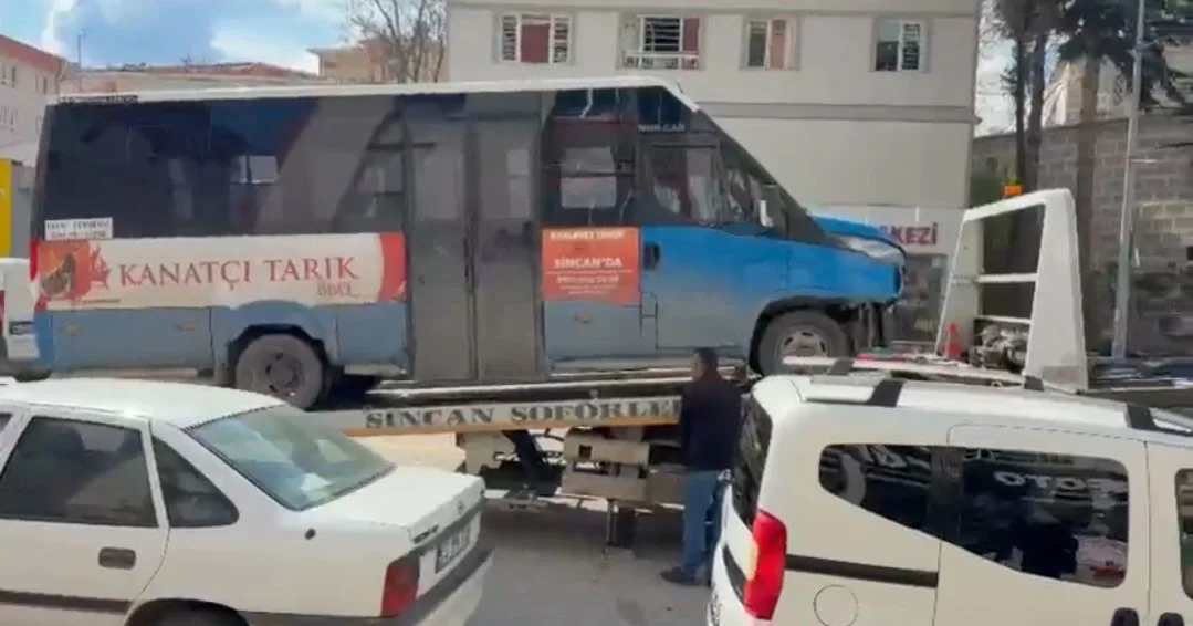 Ankara’nın Sincan ilçesinde kontrolden çıkan minibüsün kamyonete çarpması sonucu meydana