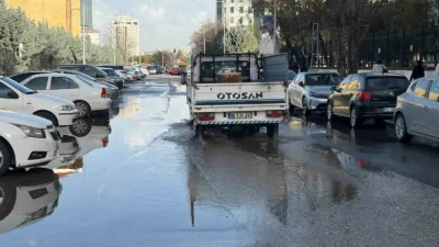 Ankara’da etkili olan sağanak yağış, şehrin birçok noktasını göle çevirdi.