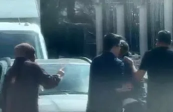 Ankara’da iki sürücü arasında yaşanan tartışma, cep telefonu kamerasına yansıdı.