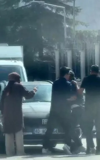 Ankara’da iki sürücü arasında yaşanan tartışma, cep telefonu kamerasına yansıdı.