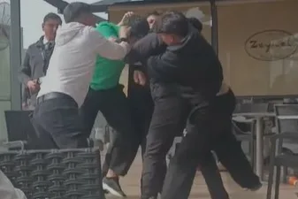Ankara’da Ankamall isimli alışveriş merkezinde yaşıtını darbeden çocuğun saldırı anları