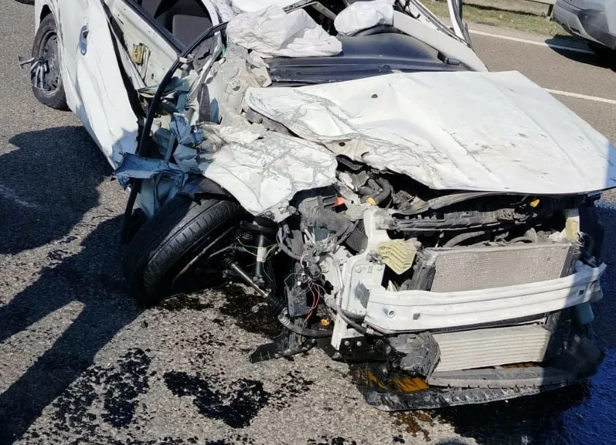 Ankara’da, seyir halindeki otomobilin tıra arkadan çarpması sonucu taklalar attığı