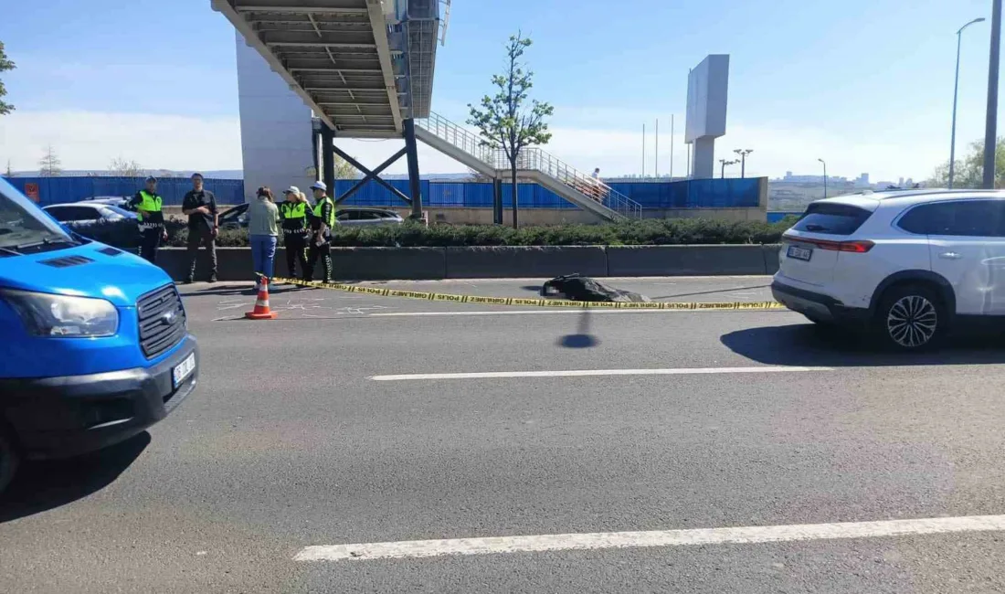 Ankara’da reklam afişi astığı üst geçitten dengesi kaybederek düşen işçi