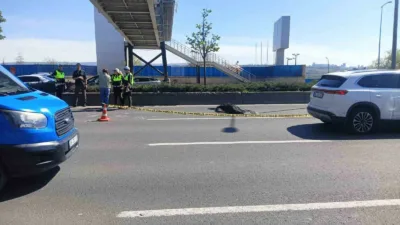 Ankara’da reklam afişi astığı üst geçitten dengesi kaybederek düşen işçi