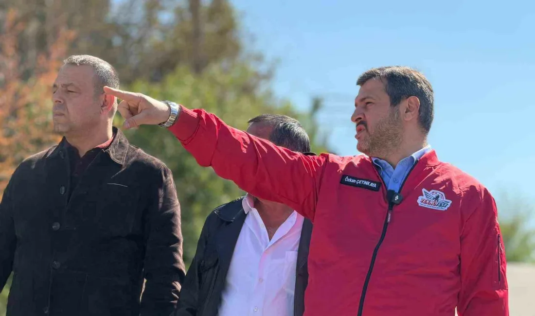 Karabük Belediye Başkanı Özkan Çetinkaya, mahalle gezileri sırasında uğradığı parkta
