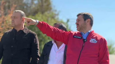 Karabük Belediye Başkanı Özkan Çetinkaya, mahalle gezileri sırasında uğradığı parkta