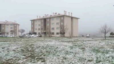 Ankara’da sabah saatlerinde başlayan karla karışık yağmur ve kar, aralıklarla