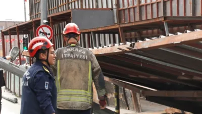 Ankara’nın Altındağ ilçesinde yıkım çalışmaları devam eden 4 katlı bir