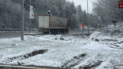 Bolu’da sabaha karşı etkili olan kar yağışı, kentin yüksek kesimlerini