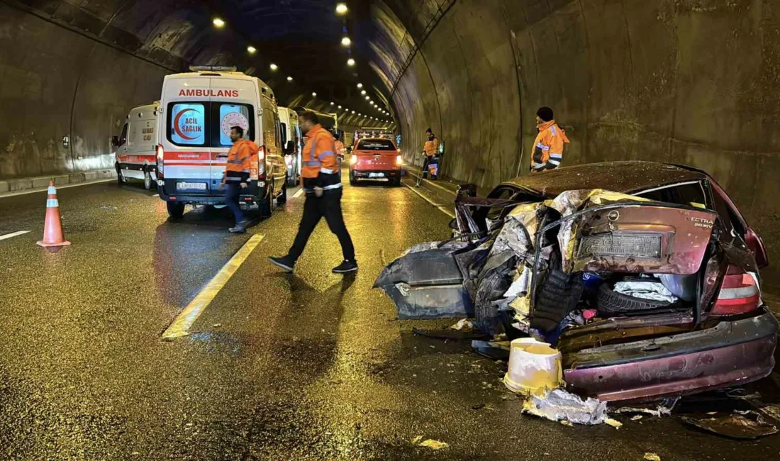 Bolu Dağı Tüneli içerisinde tırla çarpışması neticesinde hurdaya dönen otomobilde