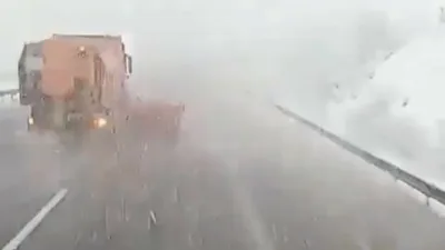 Bolu’nun Dörtdivan ilçesinde akşam saatlerinde etkisini artıran yoğun kar yağışı,