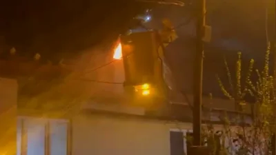 Bolu’da 2 katlı bir evin bacasında çıkan yangın, itfaiye ekiplerinin