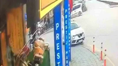 Bolu’da kontrolden çıkan otomobilin aydınlatma direğine çarpması sonucu meydana gelen