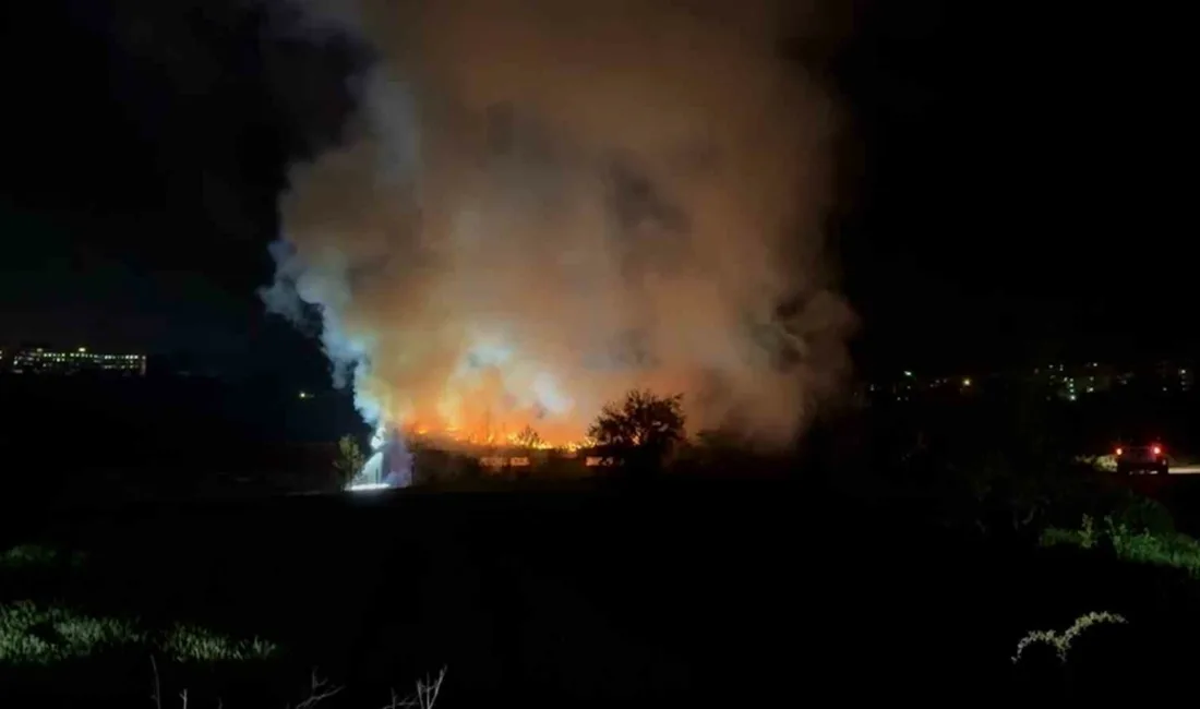 Bolu’da inşaat deposunda çıkan yangın, itfaiye ekiplerince söndürüldü. Edinilen bilgilere