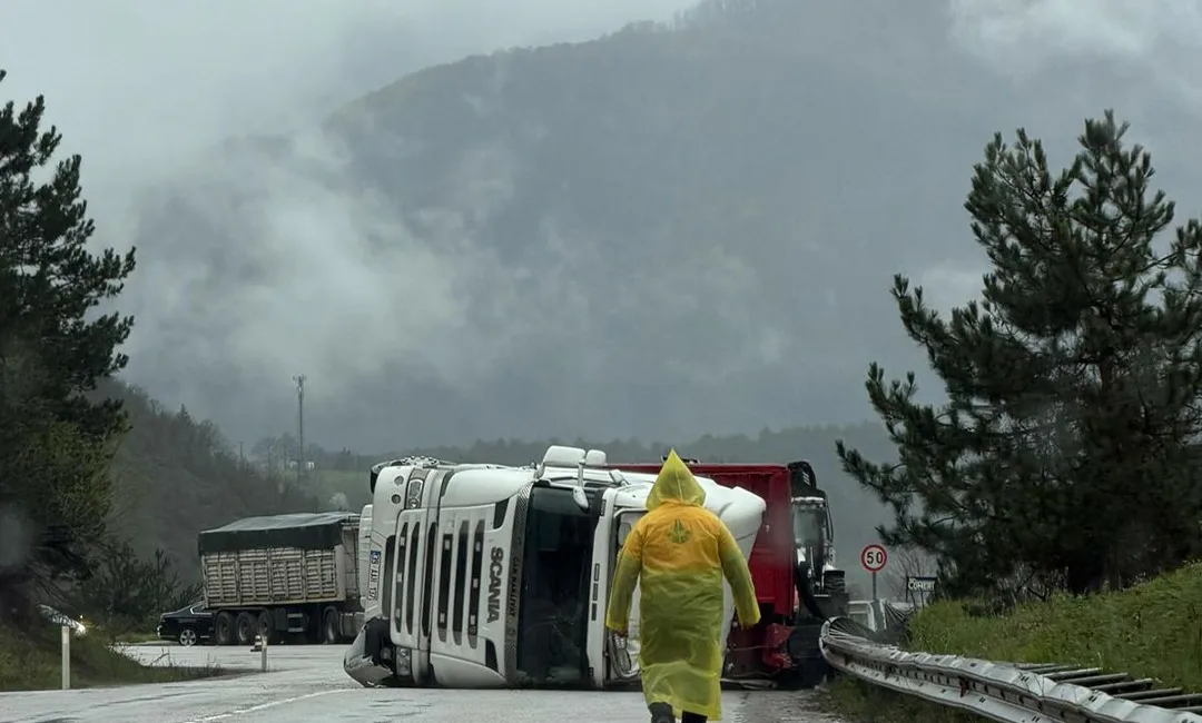 Bolu’nun Mudurnu ilçesinde yağış nedeniyle kayganlaşan yolda kontrolden çıkan kömür