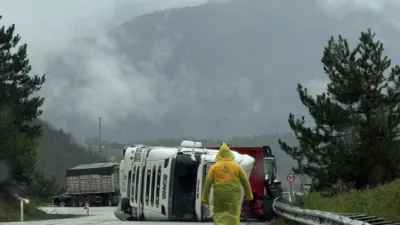 Bolu’nun Mudurnu ilçesinde yağış nedeniyle kayganlaşan yolda kontrolden çıkan kömür