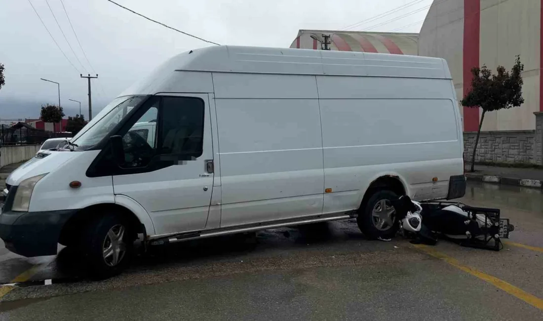 Bolu’da meydana gelen kazada kavşakta minibüsle çarpışan motosiklet sürücüsü yaralandı.