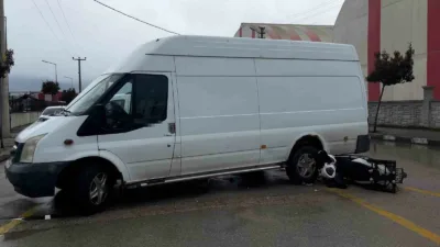 Bolu’da meydana gelen kazada kavşakta minibüsle çarpışan motosiklet sürücüsü yaralandı.