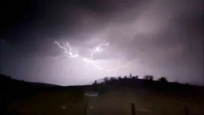 Bolu’da gece saatlerinde etkili olan sağanak yağışla birlikte gökyüzünü aydınlatan