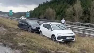 Bolu’nun Gerede ilçesinde, TEM Otoyolu’nda yağmur nedeniyle kayganlaşan yolda 10