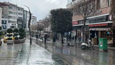 Bolu’da sabah saatlerinden itibaren aralıklarla yağmur ve fırtına etkisini gösterdi.