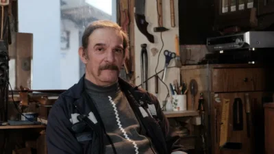 Düzce’de yaşayan kemençe ustası, çocuk yaşlarda çalmaya başladığı ve zamanla