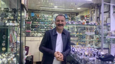 Babadan oğula geçen saatçilik mesleğini Ulus’ta sürdüren Tuncay Terli, unutulmaya