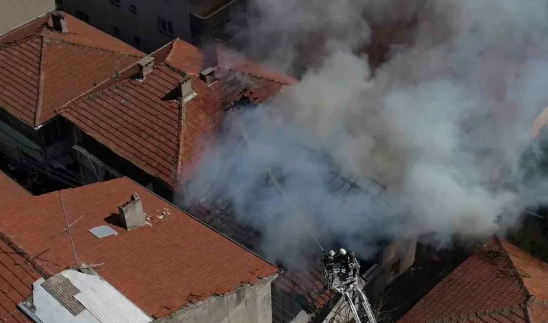 Sakarya’nın Adapazarı ilçesinde çatı yangını sırasında evde bulunan anne, 3