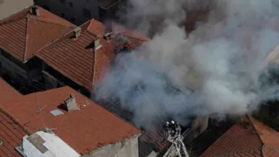 Sakarya’nın Adapazarı ilçesinde çatı yangını sırasında evde bulunan anne, 3