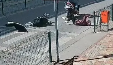 Zonguldak’ın Çaycuma ilçesinde yolun karşısına geçmeye çalışan anne ve çocuğu