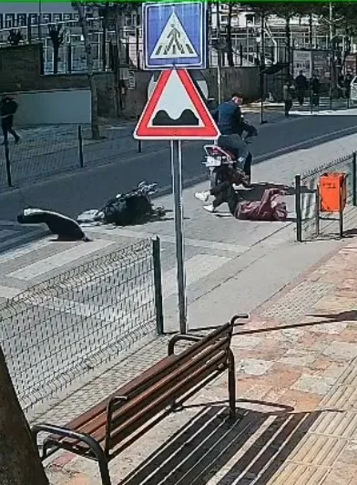 Zonguldak’ın Çaycuma ilçesinde yolun karşısına geçmeye çalışan anne ve çocuğu