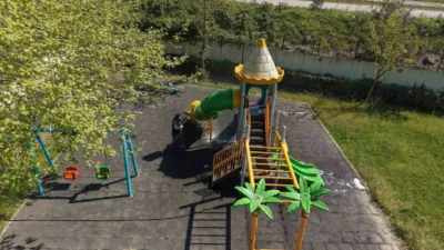 Çayırova’da ekipler, çocukların daha hijyenik alanlarda vakit geçirmesi için oyun