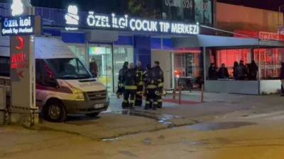 Kocaeli’nin İzmit ilçesinde özel hastanede çıkan yangın paniğe neden oldu.