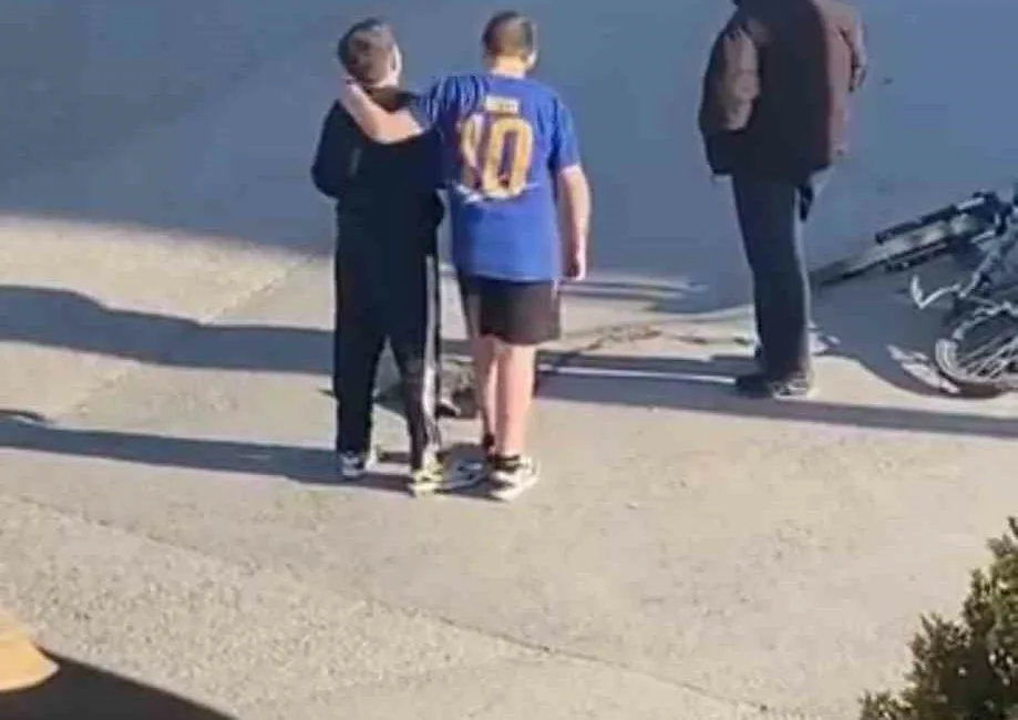 Kocaeli’nin Gölcük ilçesinde otomobilin çarpması sonucu yaralanan kediye mahalledeki çocuklar