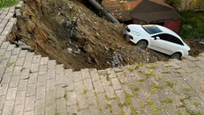 Kocaeli’nin Çayırova ilçesinde çöken istinat duvarı hasara yol açtı. Kayan