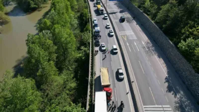 Sakarya’nın Geyve ilçesi D-650 kara yolunda iki çekicinin karıştığı trafik