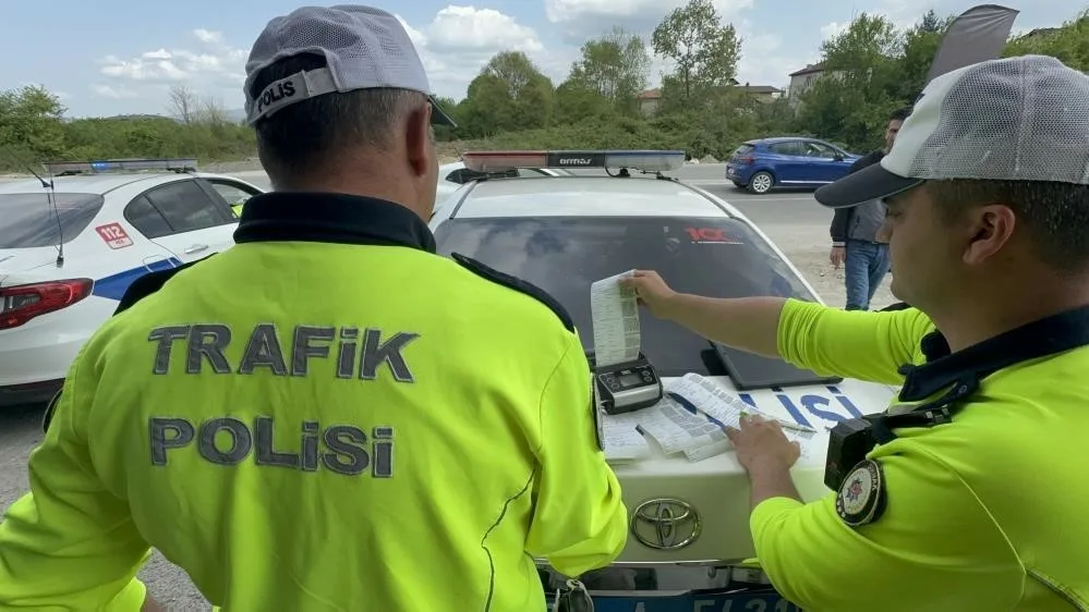 DÜZCE(İHA) – Düzce genelinde polis ve jandarma trafik ekiplerince yapılan