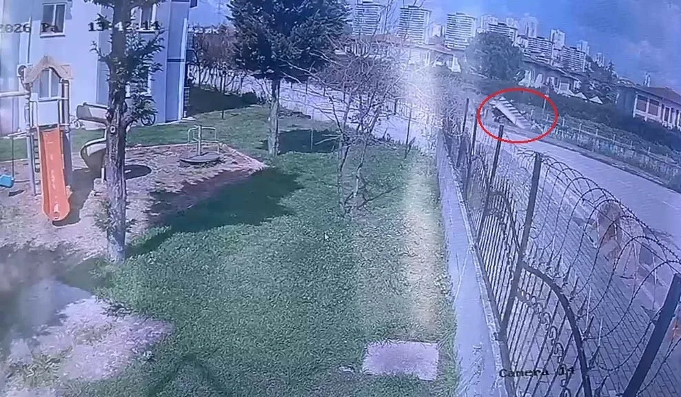 Kocaeli’nin İzmit ilçesinde demir korkulukları sökerek dereye düşen kamyonetin sürücüsü