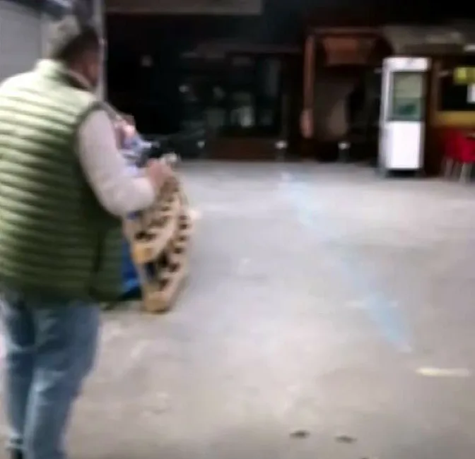 Zonguldak’ın Devrek ilçesinde bir iş yerine düzenlenen silahlı saldırı anı
