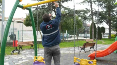 Düzce Belediyesi mahalle parklarında bakım, onarım ve temizlik çalışmalarına devam