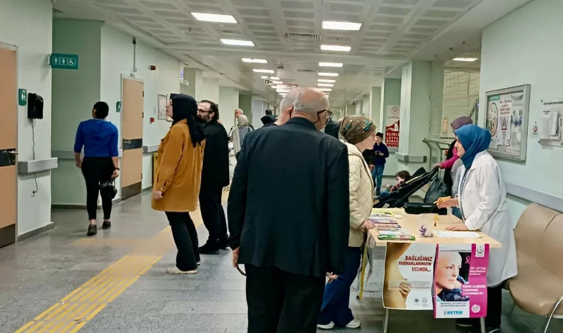 Düzce Atatürk Devlet Hastanesi’nde kurulan bilgilendirme standında vatandaşlara kanserden korunma