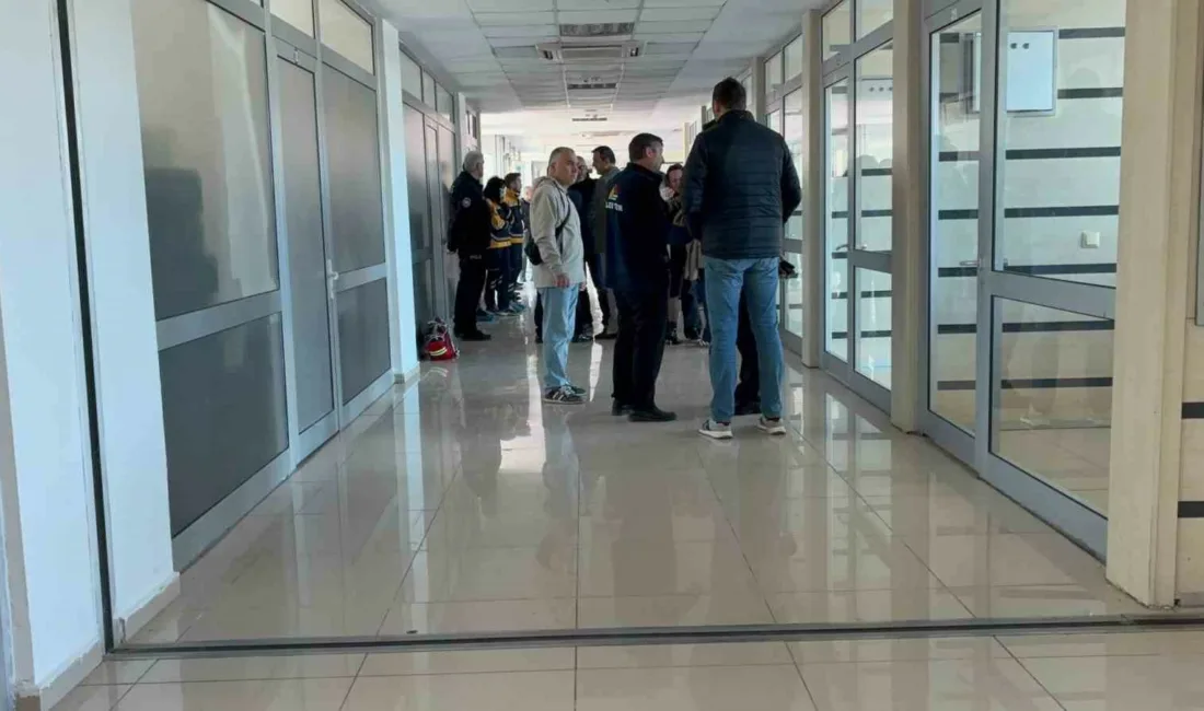 Düzce’nin Akçakoca ilçesinde sabah saatlerinde otogara gelen vatandaşlar, bilet gişesinin