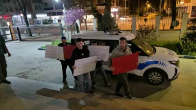 DÜZCE (İHA) – Düzce’de gençler, hazırladıkları anlamlı pankartlarla emniyet güçlerine