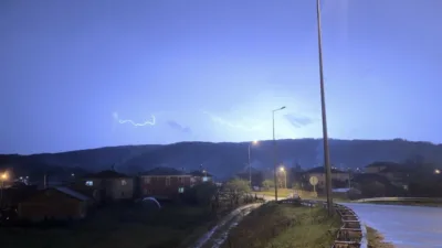 Düzce’de akşam saatlerinde sağanak yağış ile birlikte şimşekler de gökyüzünü