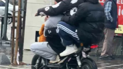 Karabük’te elektrikli bisikletlere 2’şer ve 3’er kişi binerek tehlikeli yolculuk