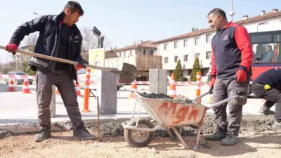 Düzce Belediyesi, İstanbul Caddesi üzerinde Emniyet Kavşağı’nda trafik güvenliğini artırmak